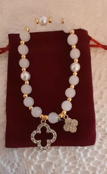 Bracelet perles et pendentif trèfle 4 feuilles, blanc/doré