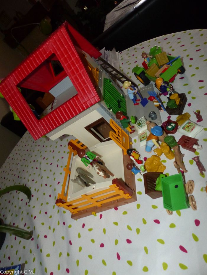 lot playmobils la grande ferme + persos  et accessoires - photo numéro 4