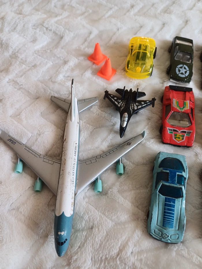 Lot de vielles petites voitures et avions - photo numéro 4