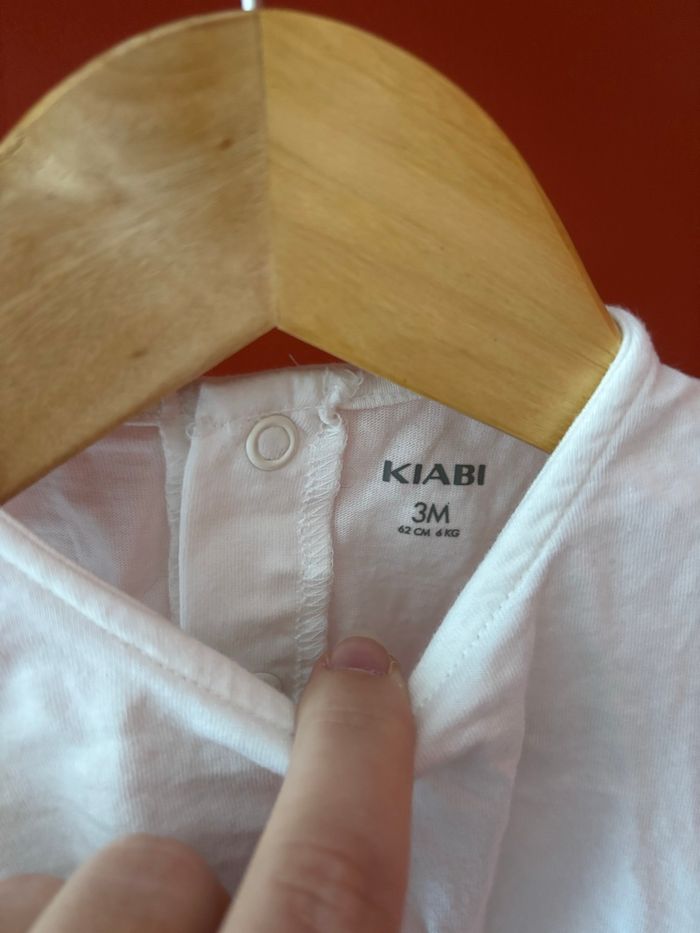 Petit top blanc Kiabi taille 3 mois neuf - photo numéro 4