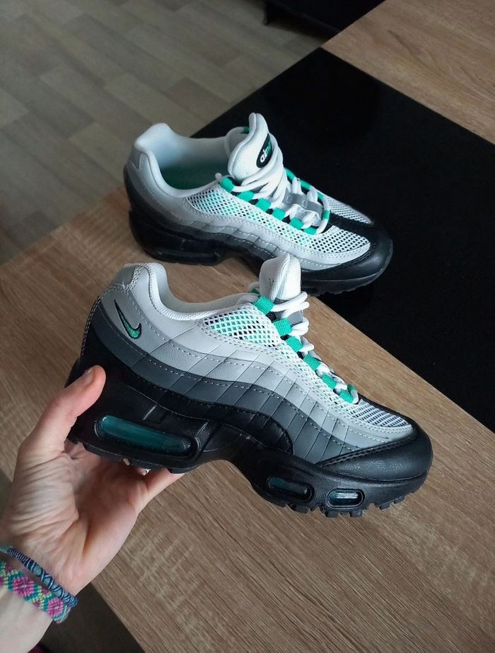 Basket Nike Air max 95  Neuve  T 37,5