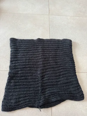 Echarpe noire infinity, bon état mais il ya des accrocs, 60cm