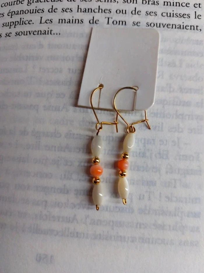 Magnifique petite paire de boucles d'oreilles pendantes en perles blanches crème et corail - photo numéro 3