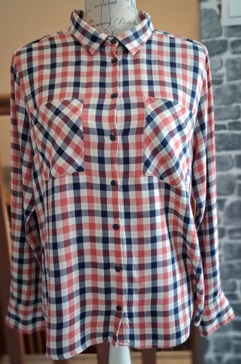 Longue et légère chemise à carreaux