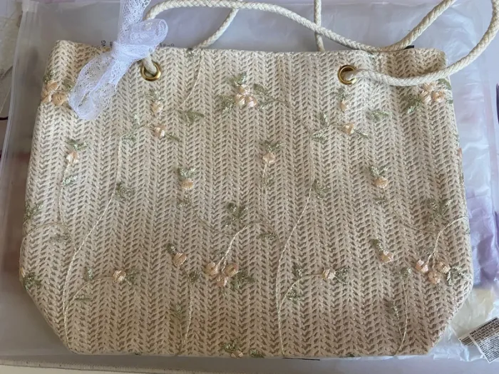 Sac de plage beige en paille avec fleurs brodées