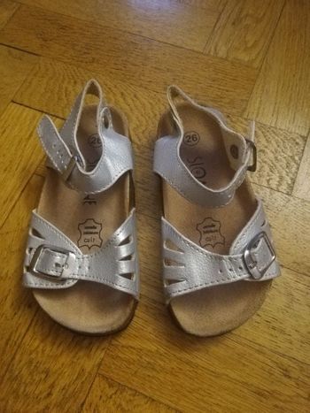 Sandales plates fille pointure 26.
