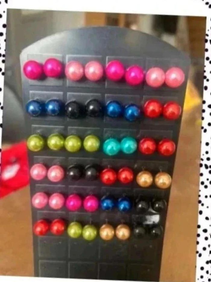 Lot 24 boucles d oreille avec support
