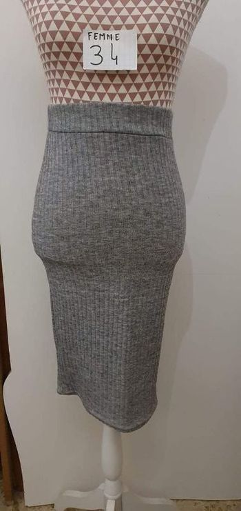 Jupe, grise,en polyester/viscose/elasthanne, longueur 64cm,en très bon état, marque Boutique indépen
