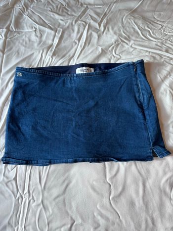 Jupe short courte en jean foncé pull & bear Jupe en jean doublée d’un  short 
