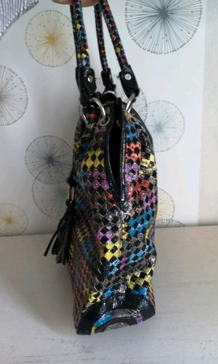 Sac à bandoulière verni multicolore avec pampilles - photo numéro 3