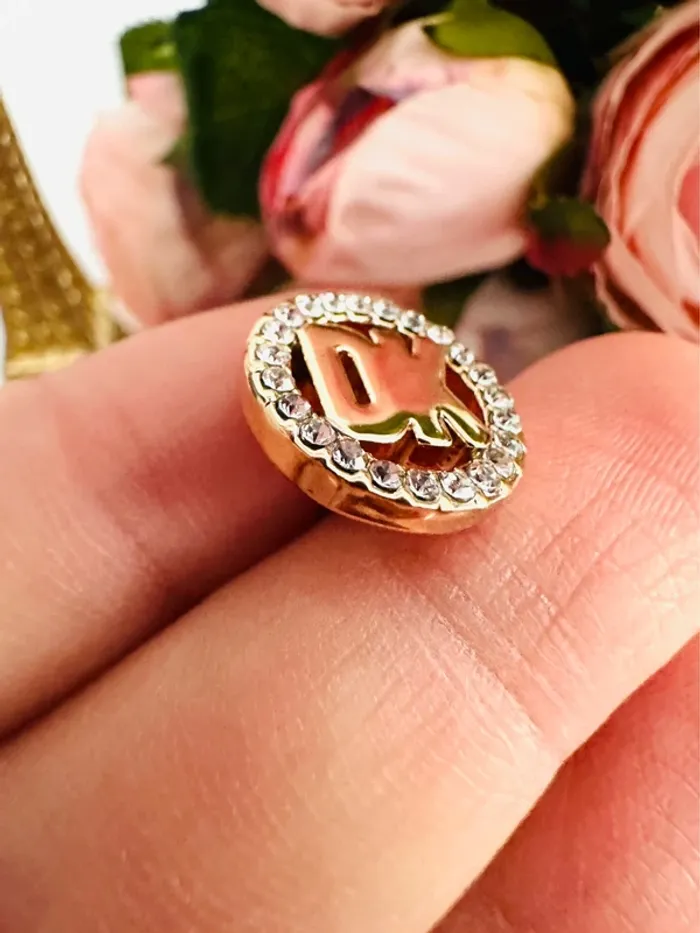 Boucles d’oreilles dkny dorées – Cristaux & logo dk/ny – Authentique - photo numéro 3