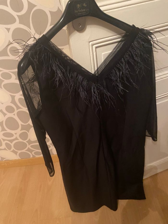 Robe noire avec plume - photo numéro 3