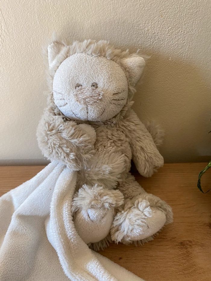 Doudou peluche chat gris beige mouchoir blanc la galleria - photo numéro 2