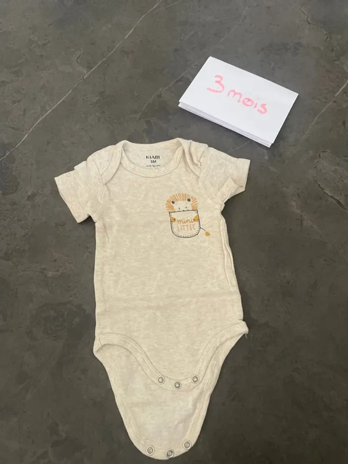 Lot pyjamas et Bodie - photo numéro 2