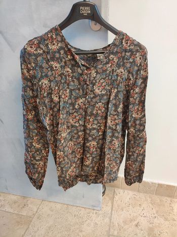 Blouse fond marron à motifs fleurs
