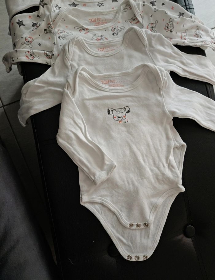 Lot bodies bébé 6 mois - photo numéro 3