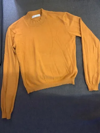 Pull court jaune.