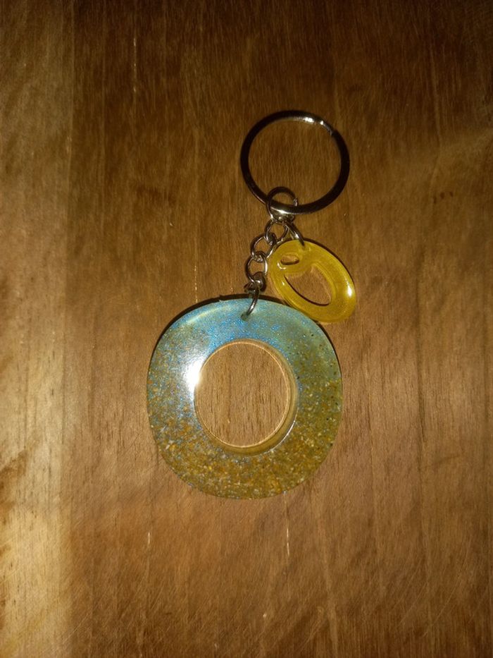 Porte clé lettre.O sable et résine epoxy