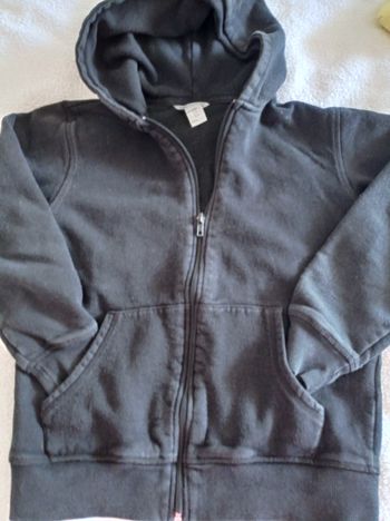Veste de survêtement en noir très bon état avec fermeture de poche devant