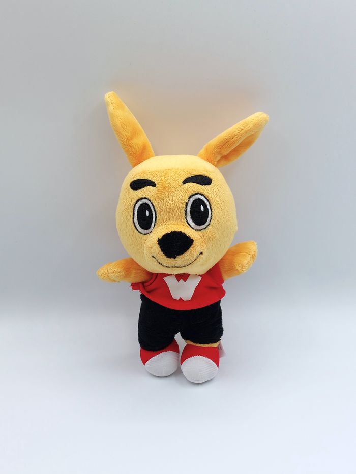 Doudou peluche kangourou WALIBI Sud-Ouest jaune orange noir rouge lettre W environ 24 cm
