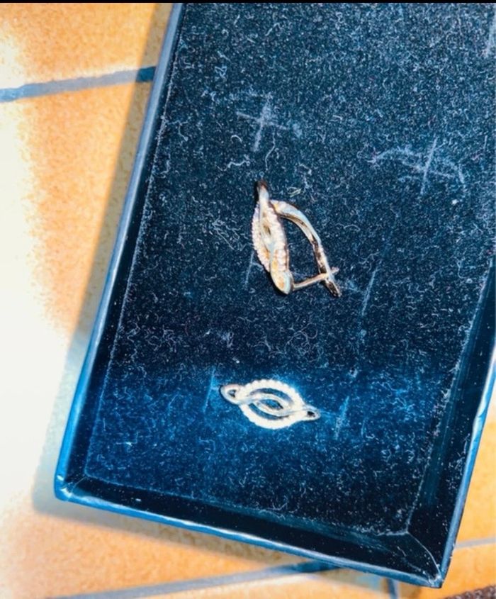 Belle paire de boucle d'oreille couleur doré et strass neuves