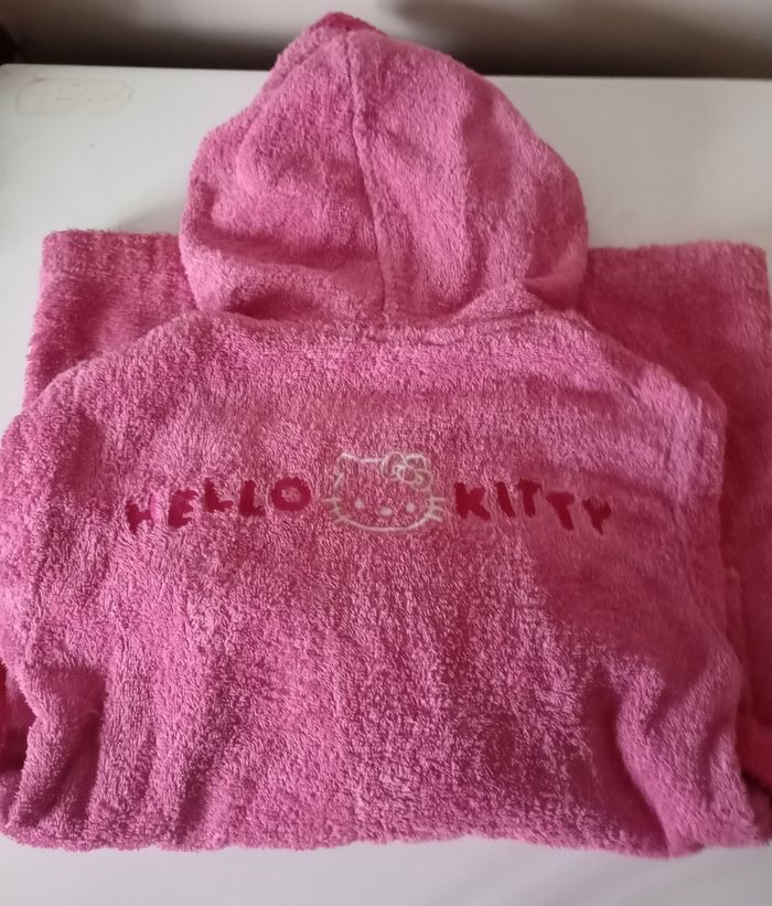Peignoir 2/4 ans . Coton éponge rose fushia. 2 poches ,ceinture et capuche.Hello Ketty. Très bon état. - photo numéro 10