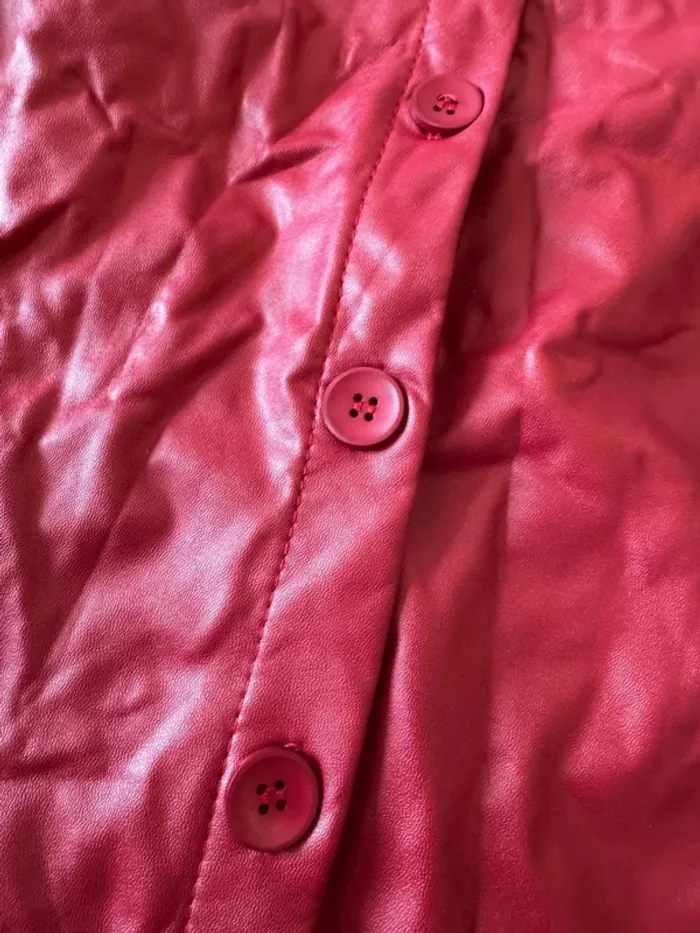 Veste chemise Garçonne rouge, taille S, bon état mais il y a une tâche - photo numéro 3