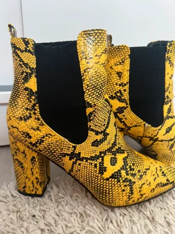 Bottines pointues à talons imprimé python jaune Glamourous