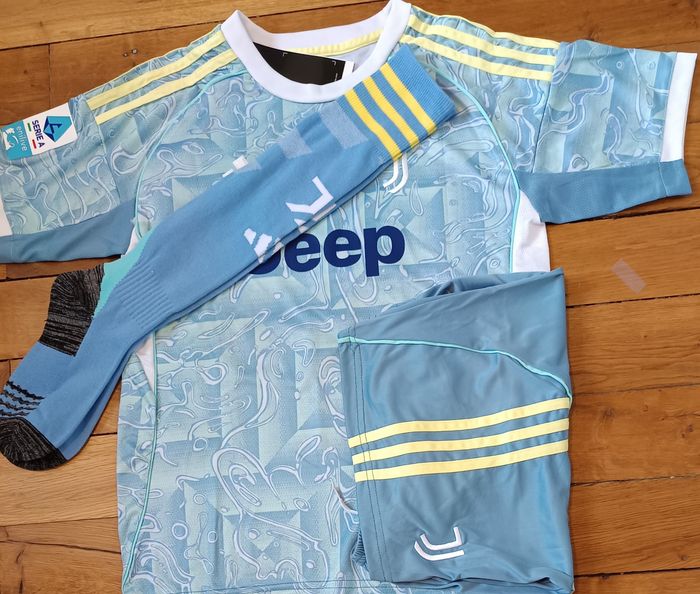 Magnifique tenue taille 10 ans Juventus bleu extérieur 2026 - photo numéro 3
