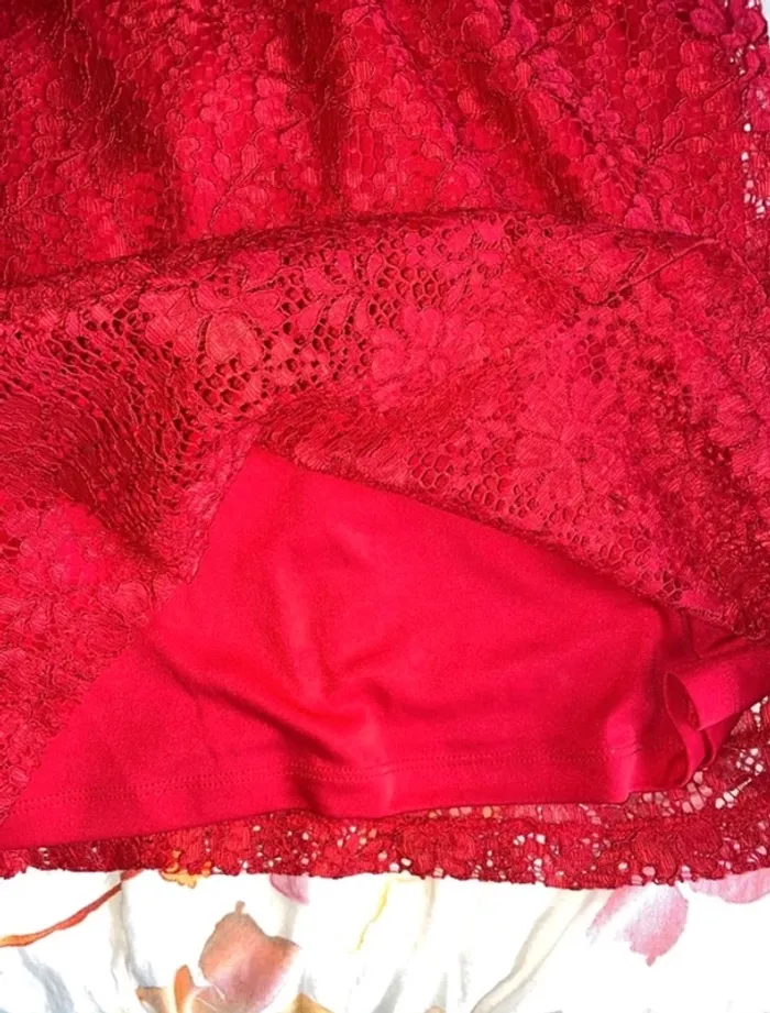 Robe rouge en dentelle - photo numéro 3