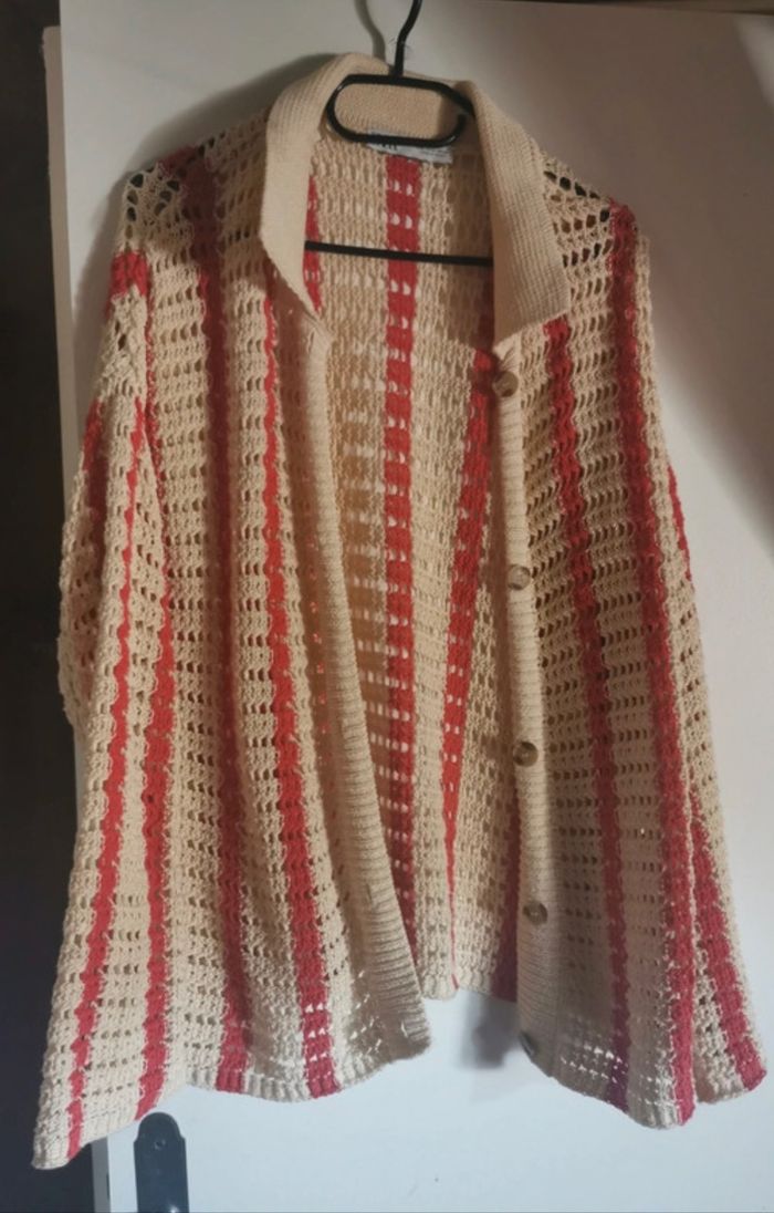 ensemble Zara composé d'un pull gilet et son short en maille de couleur beige et rouge. - photo numéro 3