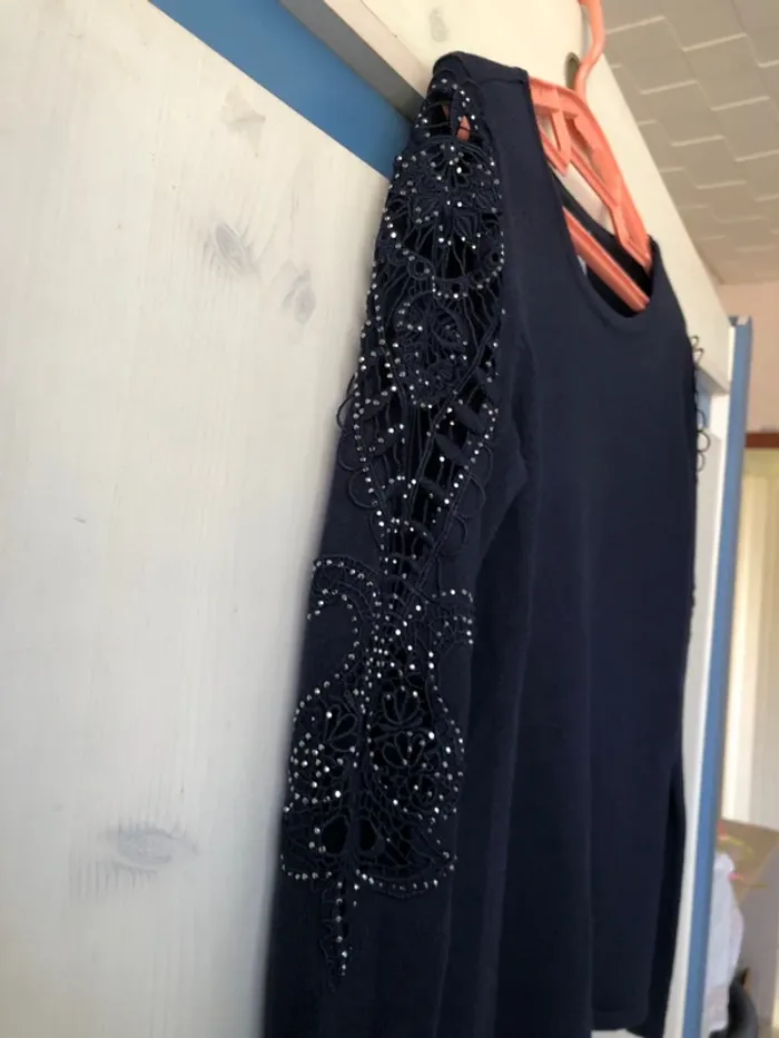 Pull fin avec de très jolies manches ajourées et brillants - photo numéro 3