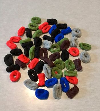 Lot d’une cinquantaine de petit élastiques cheveux