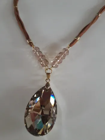 Collier pendentif fantaisie pierre multifacettes
