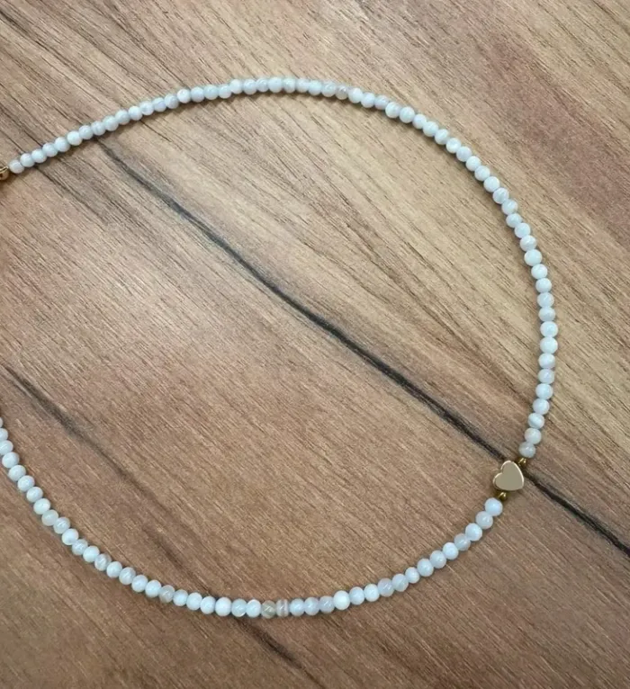 Collier ras-de-cou “Cœur nacré” Perles en coquillage naturel & cœur doré plaqué or - photo numéro 2