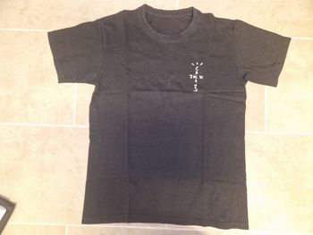 T shirt travis Scott taille M sur l'étiquette mais taille plutôt S