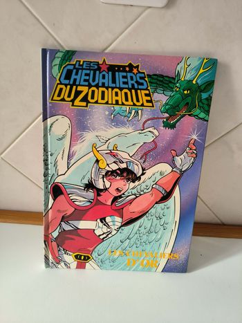 livre Les Chevaliers Du Zodiaque : Les Chevaliers D'or en tres bon etat ref EC