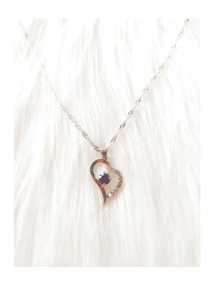 Collier chaîne torsadée argentée avec pendentif cœur pierre violette et strass 2 cm