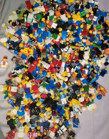 LEGO AUTHENTIQUE ET FIRGURINE