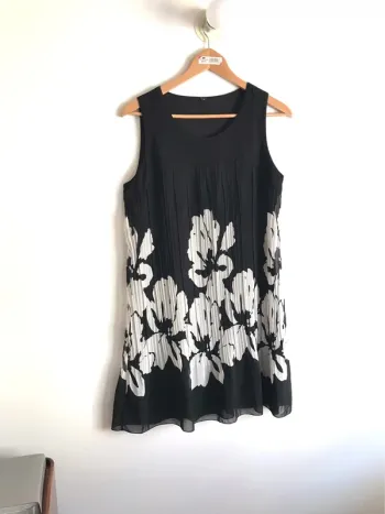 Robe sans manches et plissée noire à imprimés fleuris taille 40