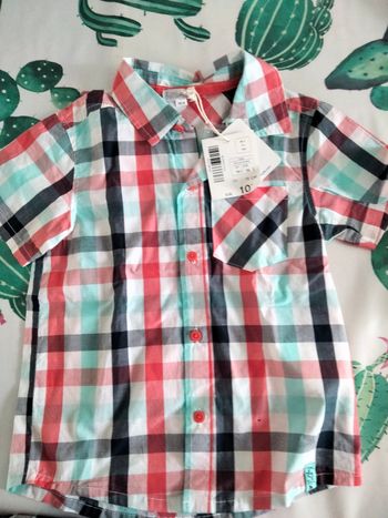 Chemise neuve avec étiquette