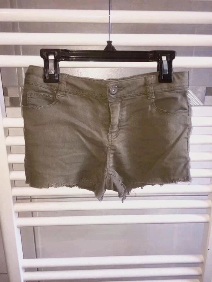 Short kaki La Halle neuf taille 10 ans à 6 euros