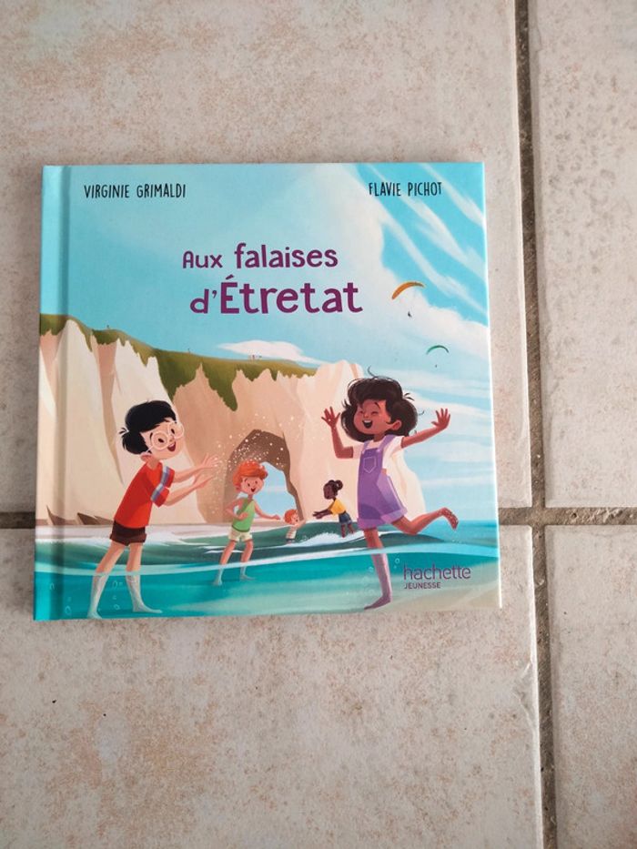 Livre mc do aux falaises d Étretat