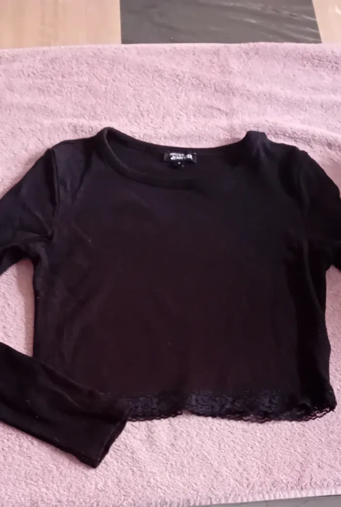 Joli petit pull noir Jennifer taille M en très bon état