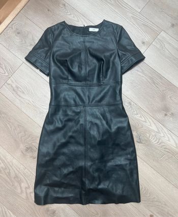 Sublime robe noire en simili cuir, parfaite pour une soirée chic ou une sortie stylée.