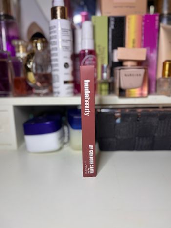 Huda Beauty – Lip Contour Stain | Teinte Warm Brown 