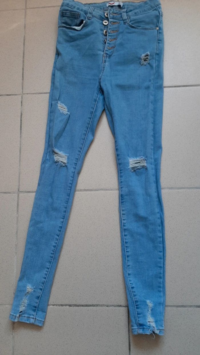 Jean troué femme taille 38 peux convenir 36