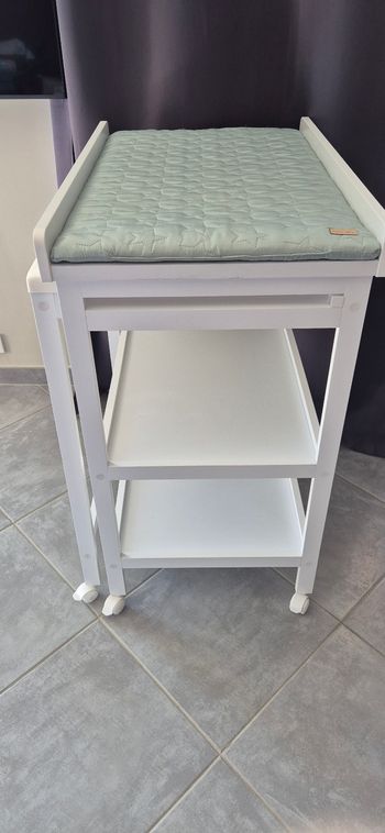 Table à langer avec baignoire