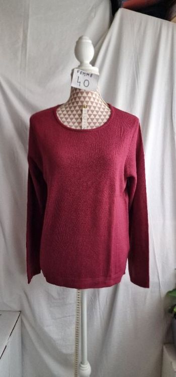 Pull , bordeaux, en très très bon état, en acrylique, longueur 63cm, largeur d'épaule 38cm