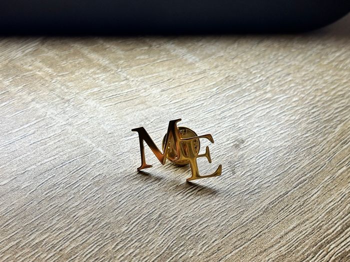 Broche lettres initiales ME